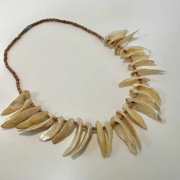 Shell necklace with wooden beads - Picture 4 of 10